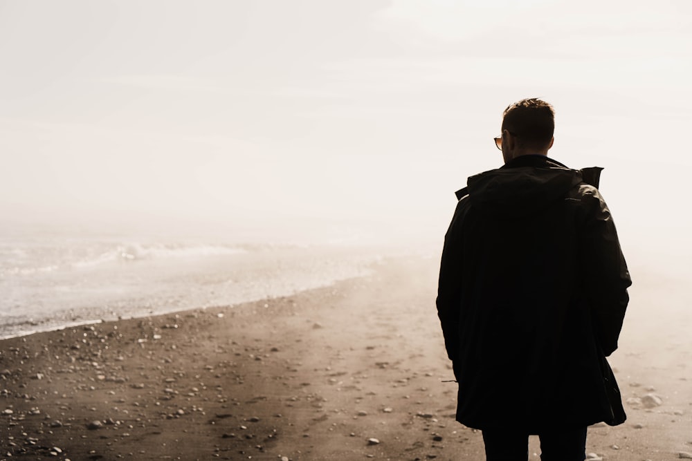 Un homme debout sur une plage