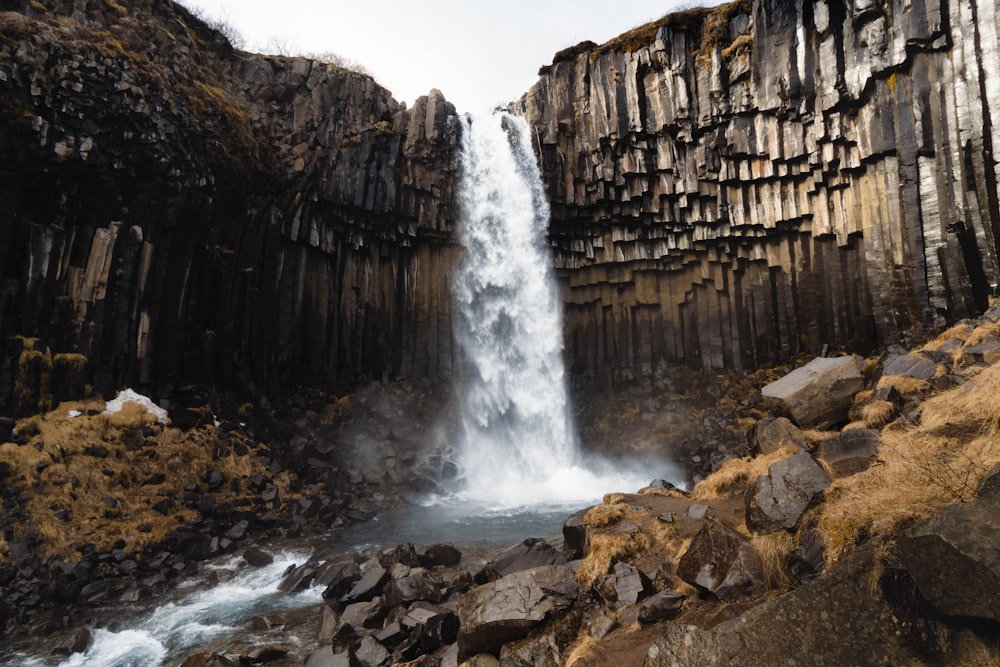 Una cascada en un lugar rocoso