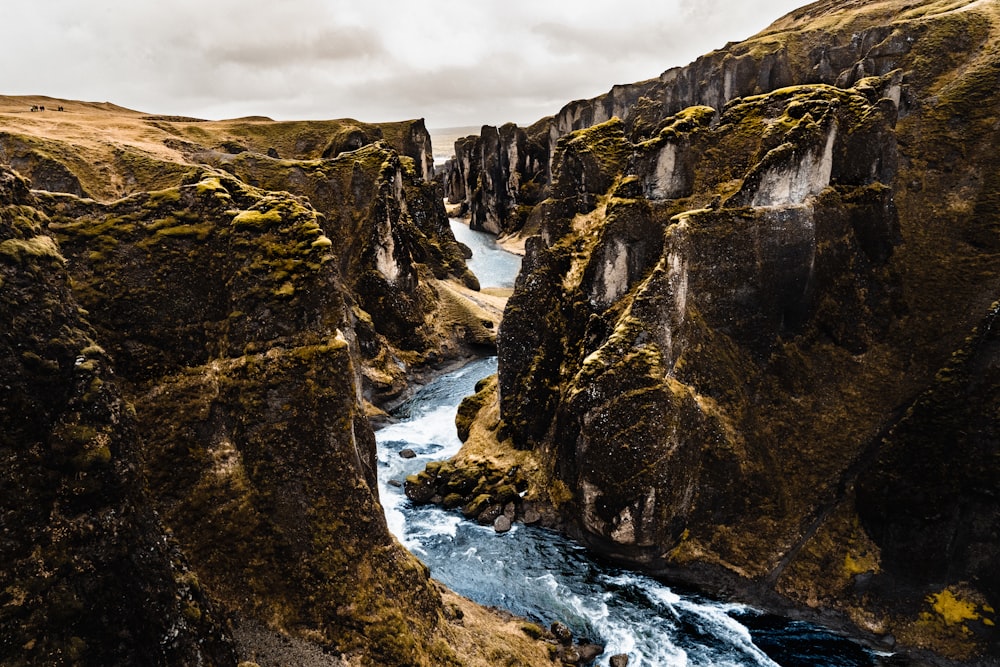Un río que corre entre acantilados rocosos