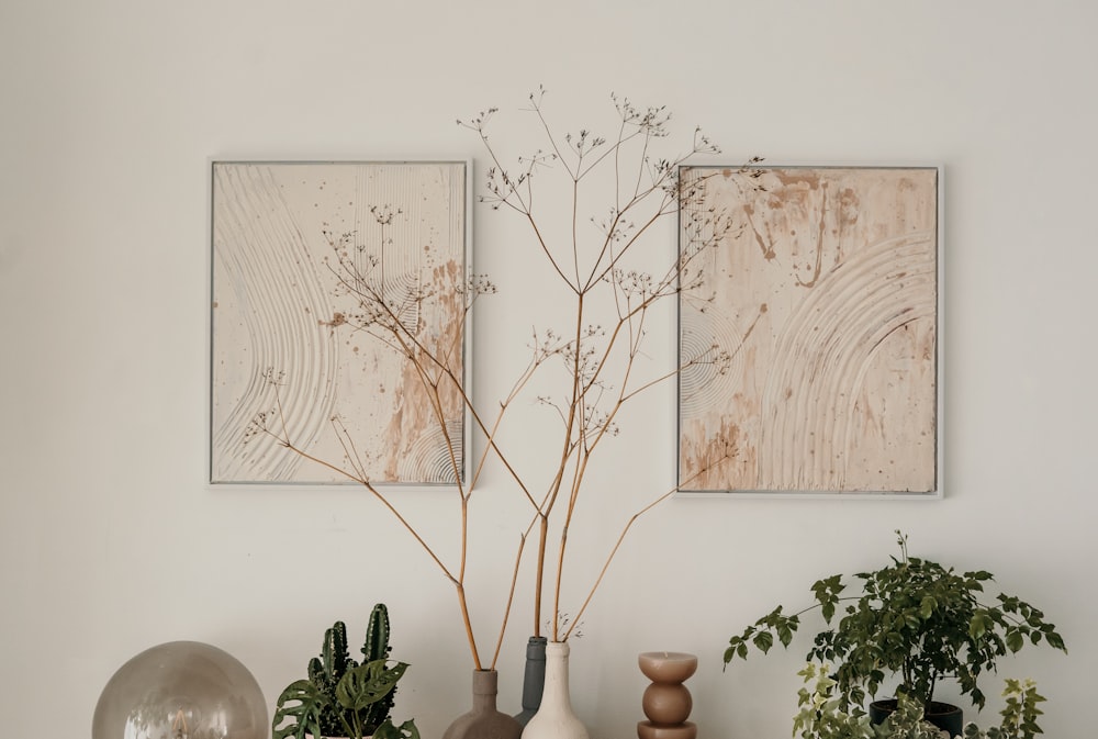 Eine Wand mit Kunst und Pflanzen
