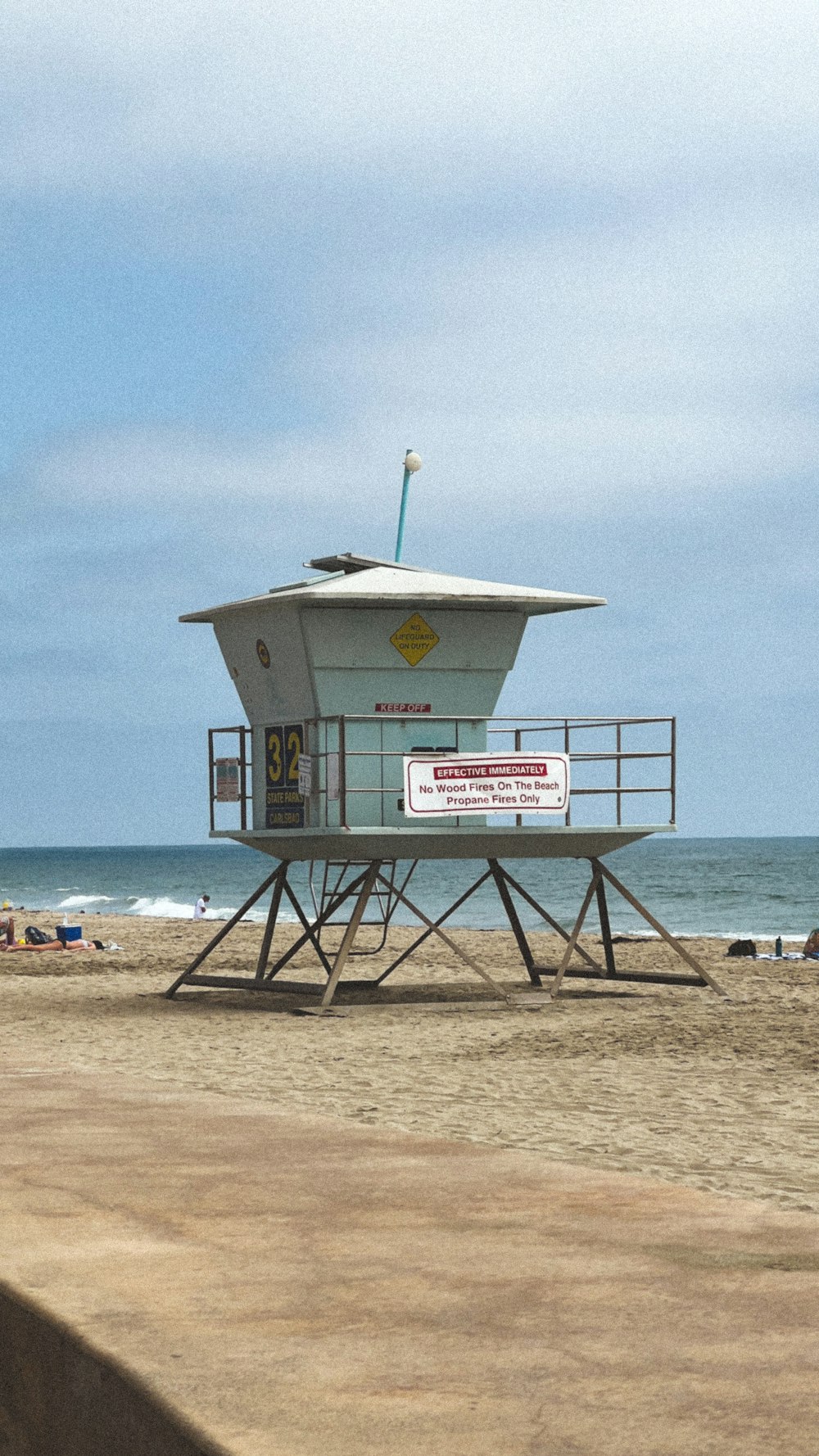 um pequeno edifício em uma praia