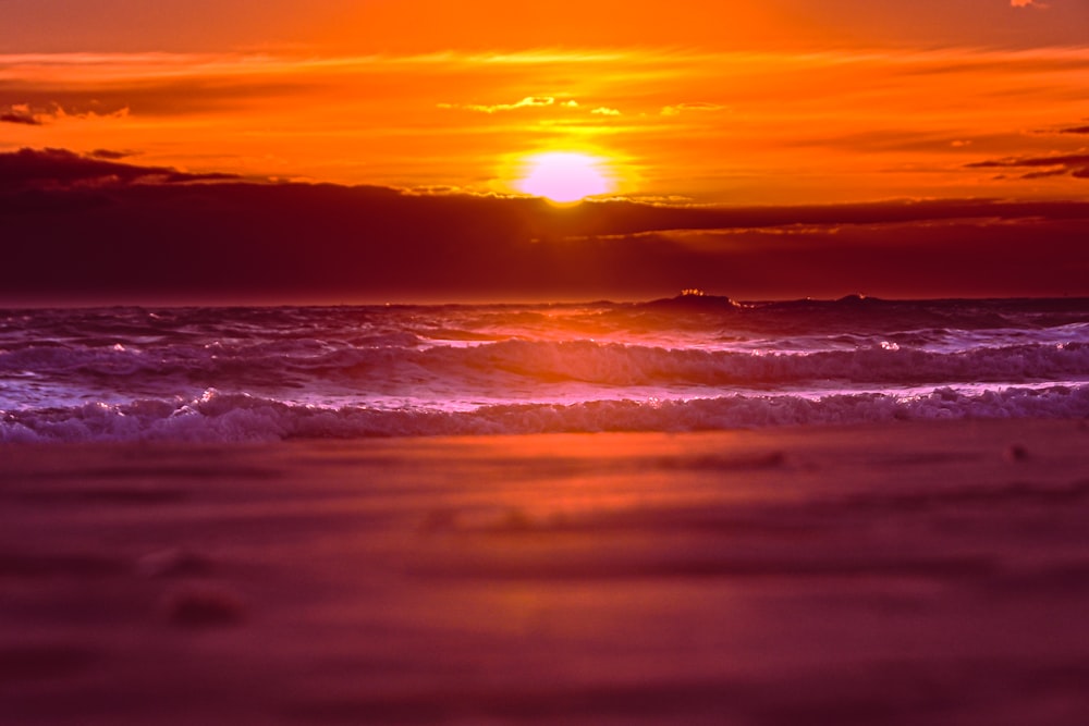 Una puesta de sol sobre una playa