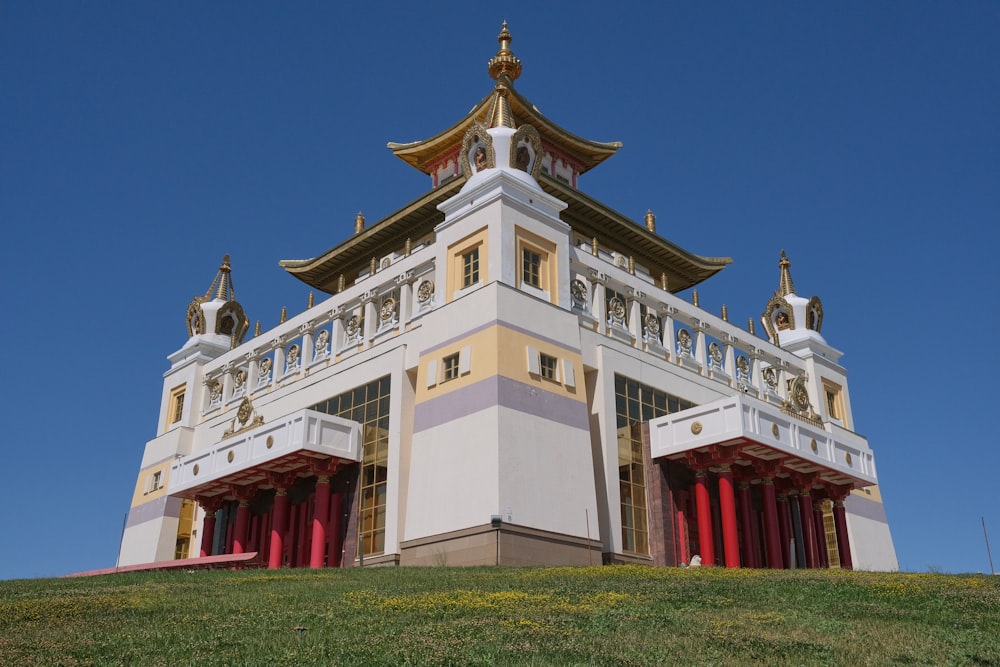 Un grand bâtiment avec une pelouse verte