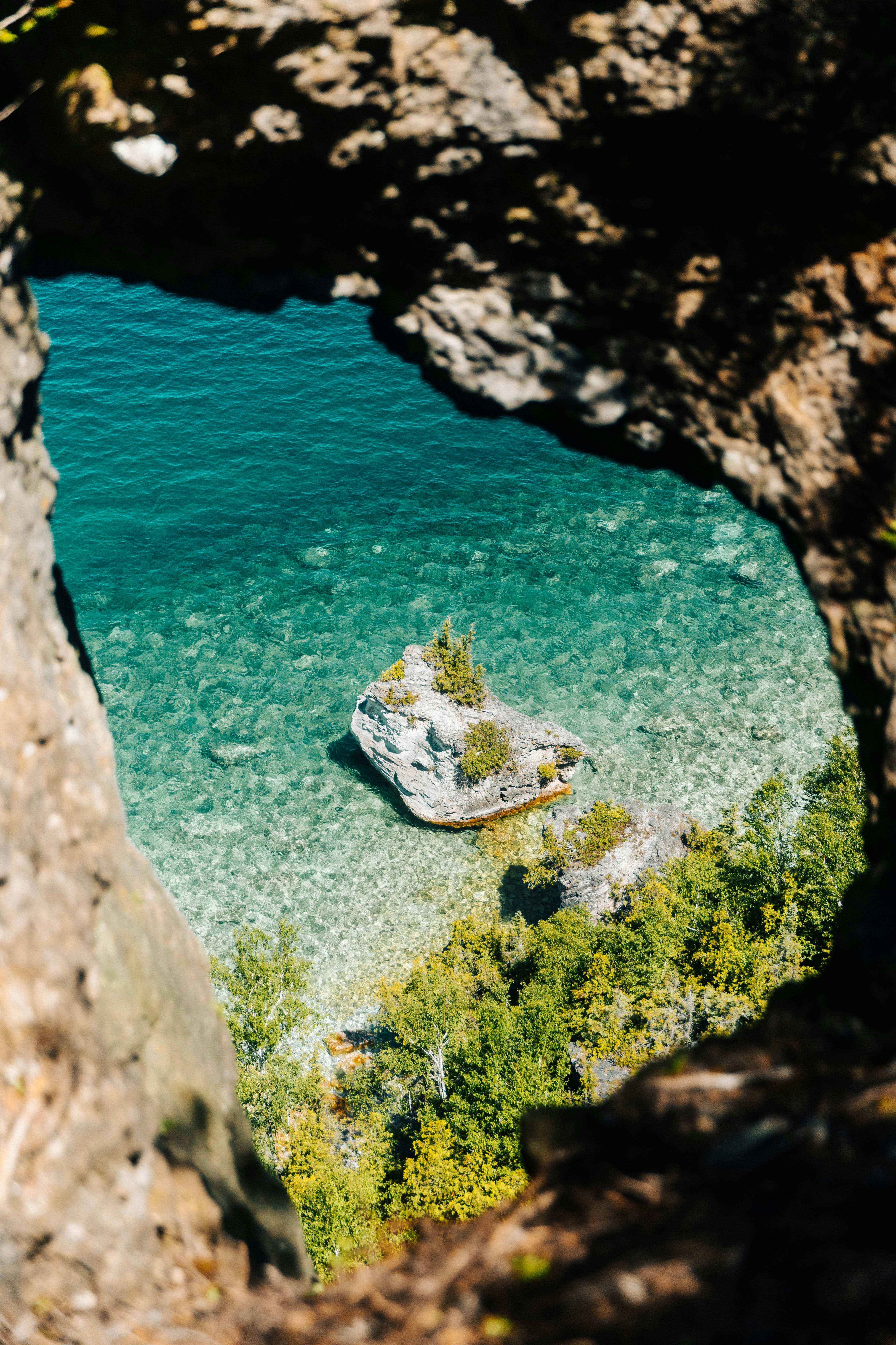 Blick auf ein Gewässer durch eine Höhle
