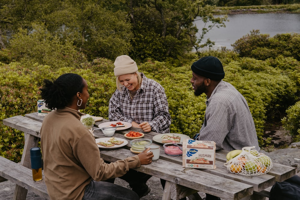 Personas comiendo en una mesa de picnic