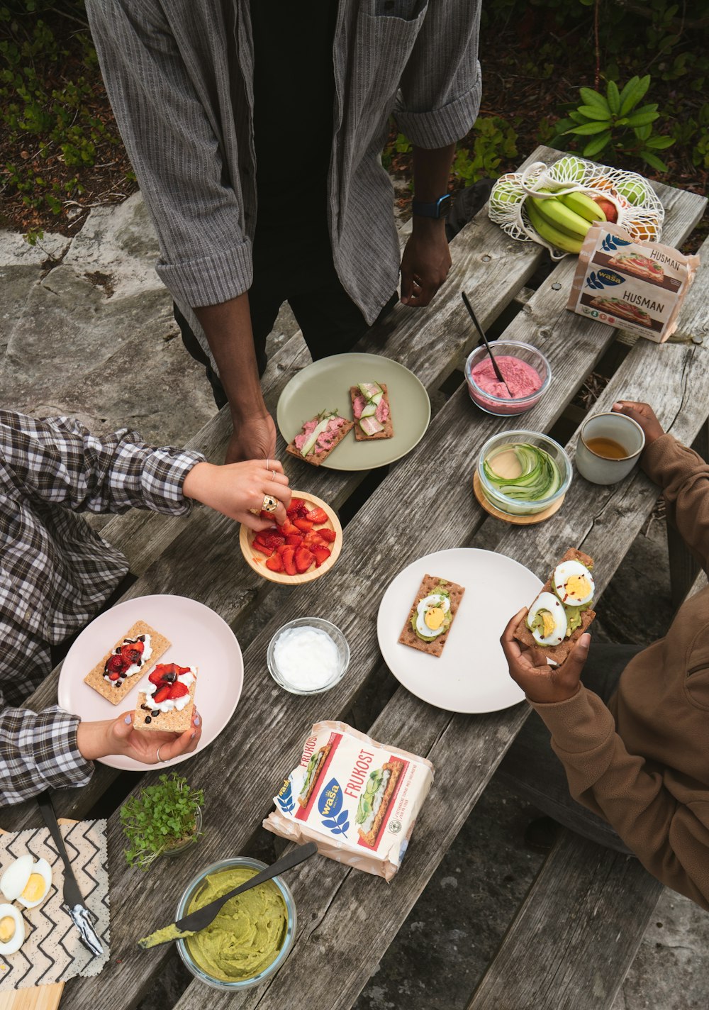 personas comiendo alimentos en una mesa