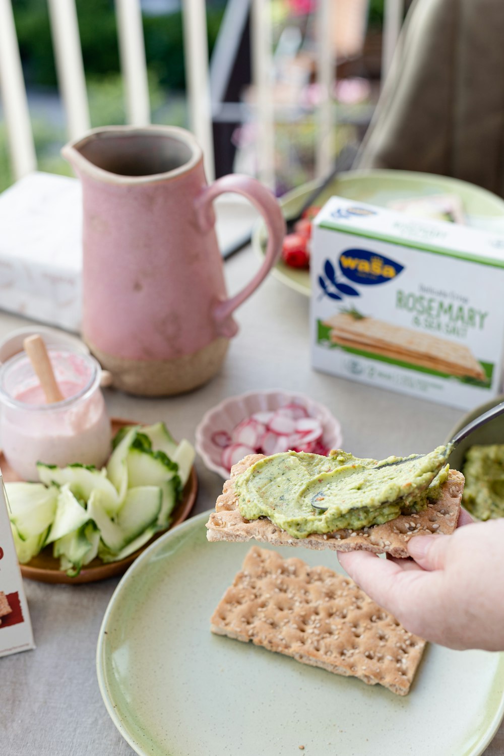 einen Teller mit Essen und eine Tasse Kaffee