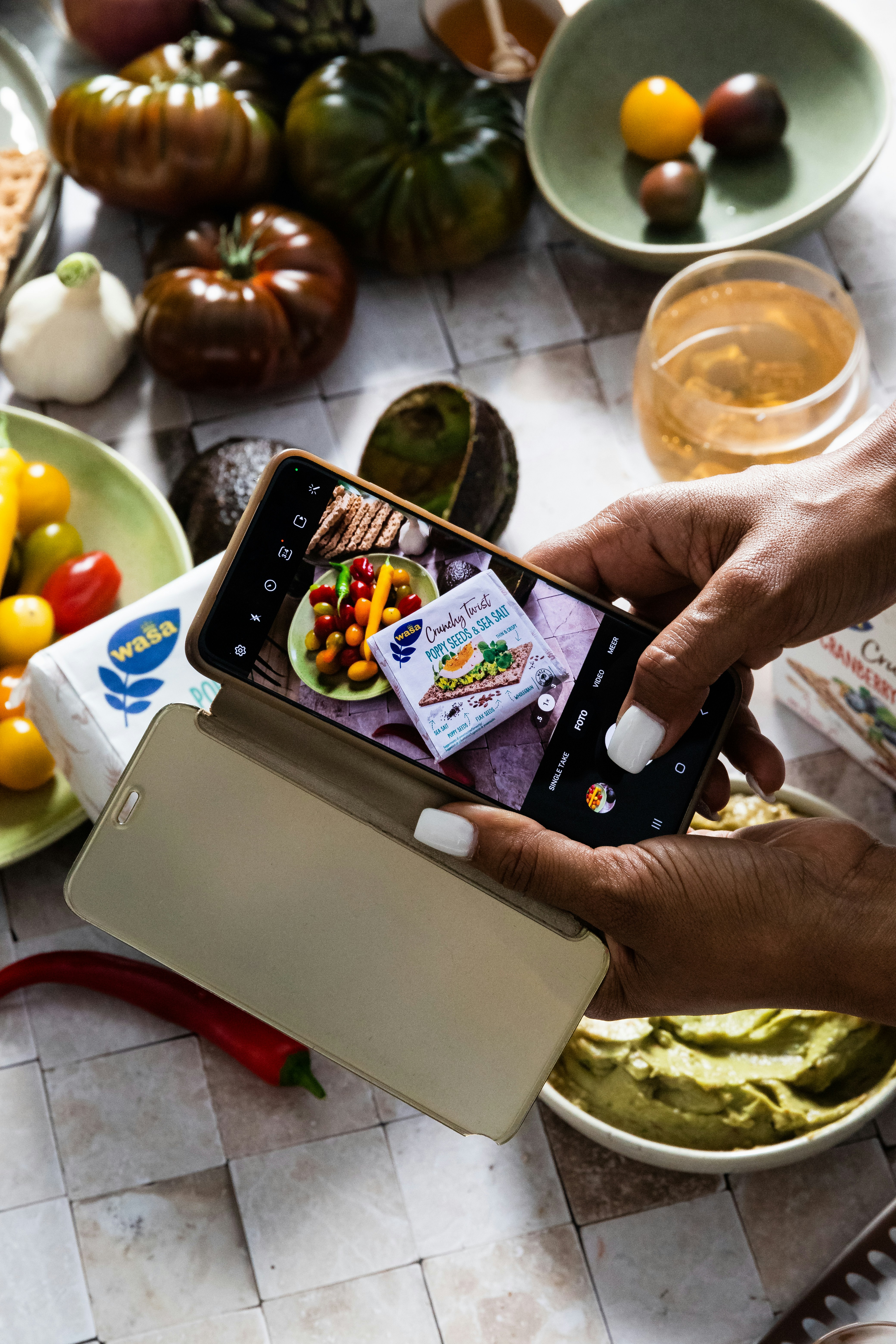 una persona che tiene un telefono