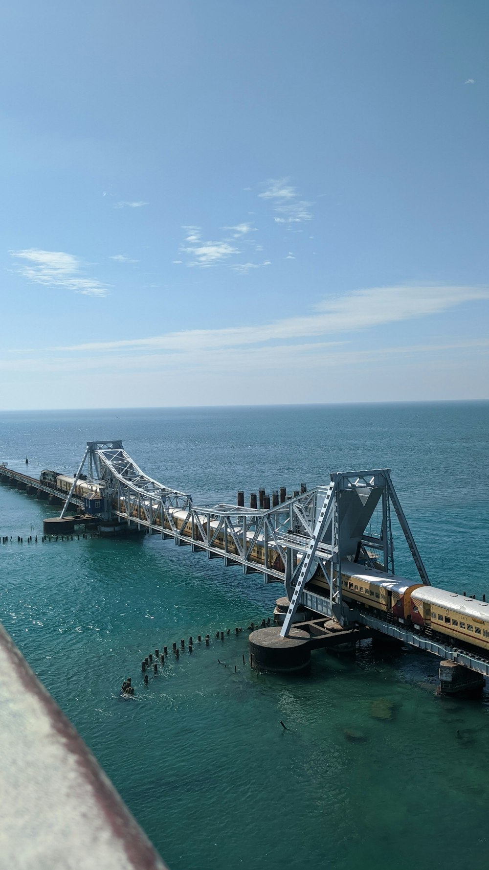 Un tren que pasa por encima de un puente