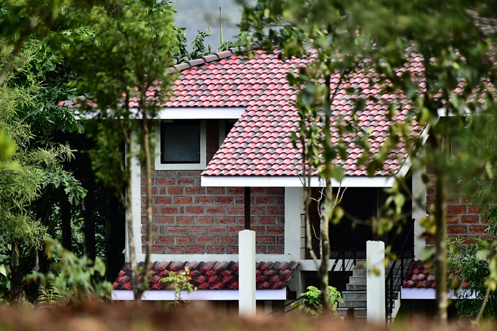 Una casa con un tetto rosso