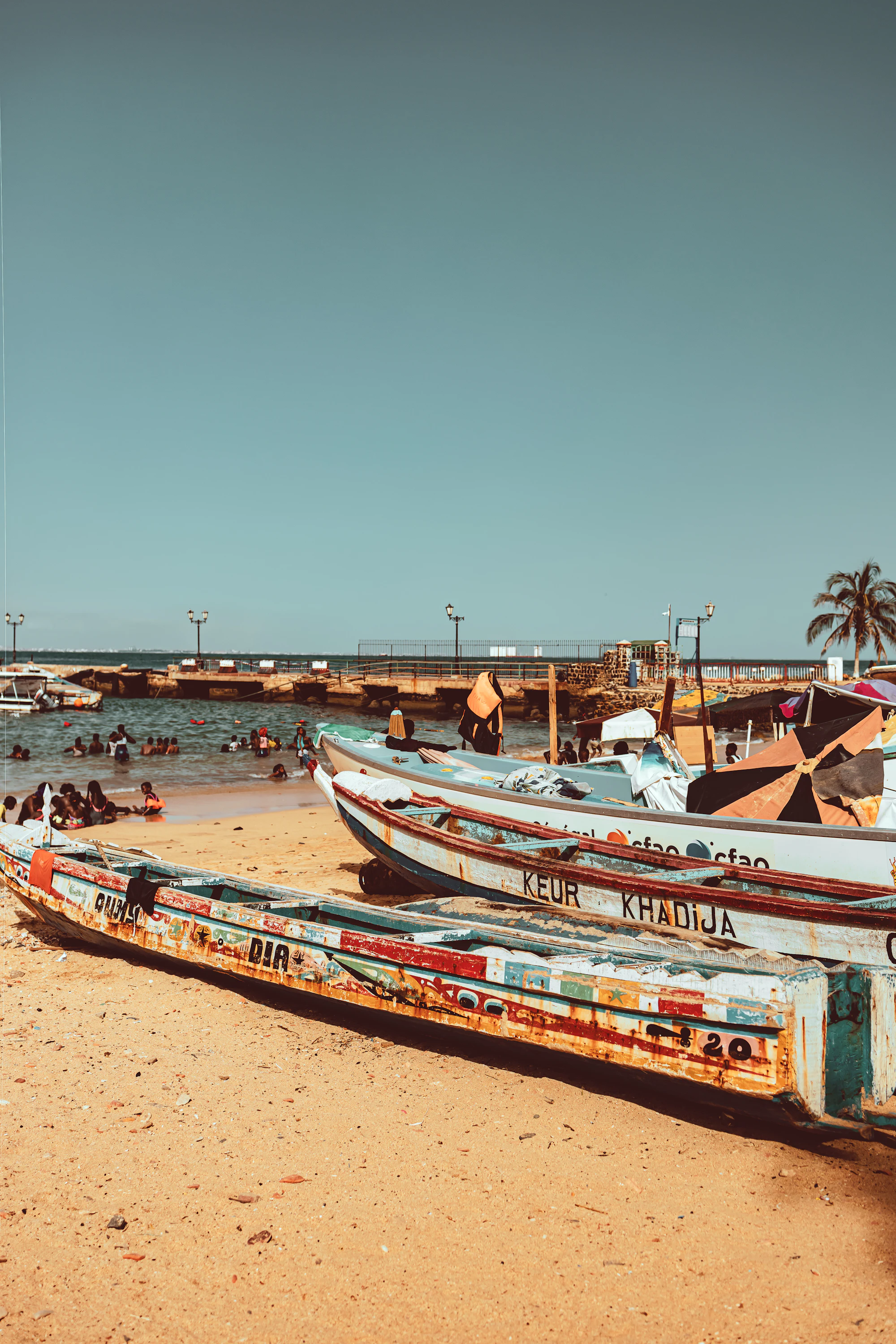 Flotte de pirogues sur la côte sénégalaise