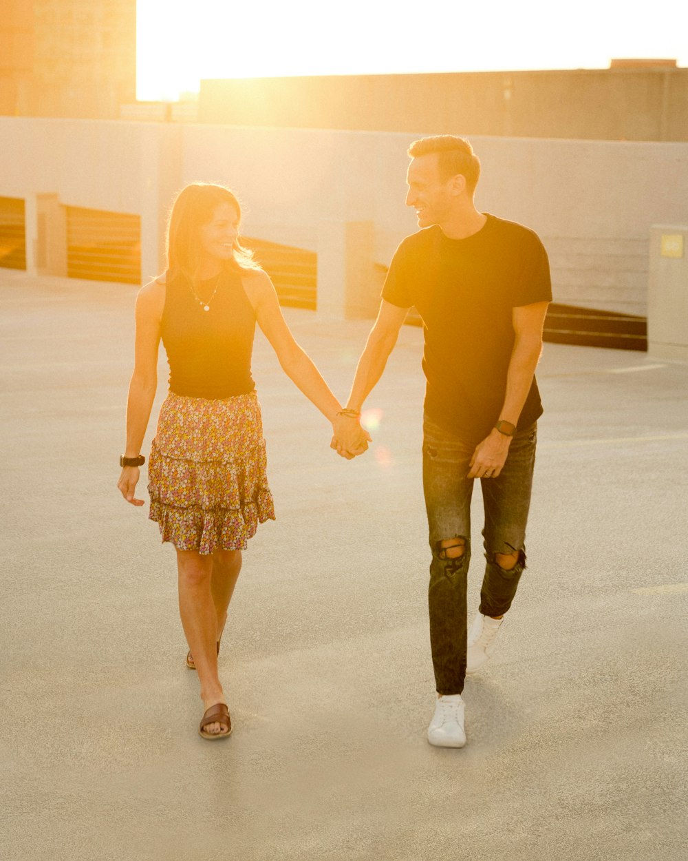 Un hombre y una mujer caminando