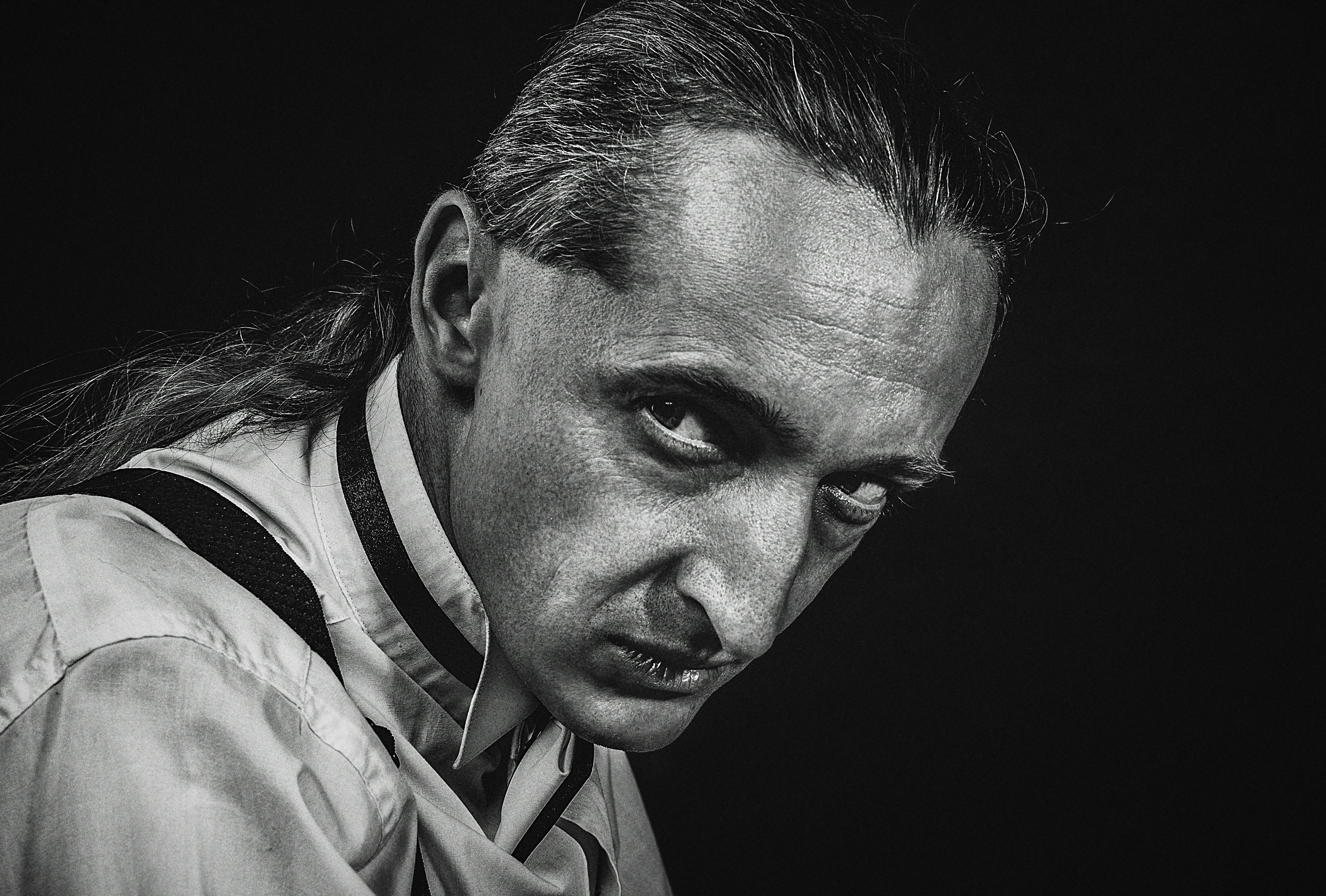 Le portrait d'un homme dont la tenue et les traits font penser à un vampire.