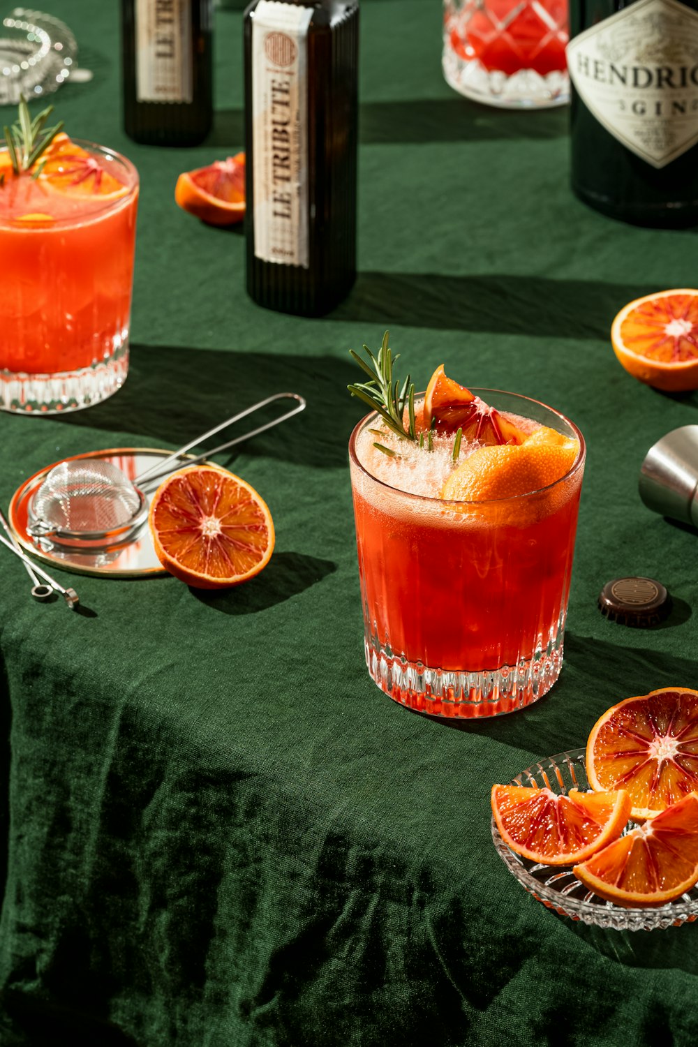 テーブルの上のオレンジジュースのグラス