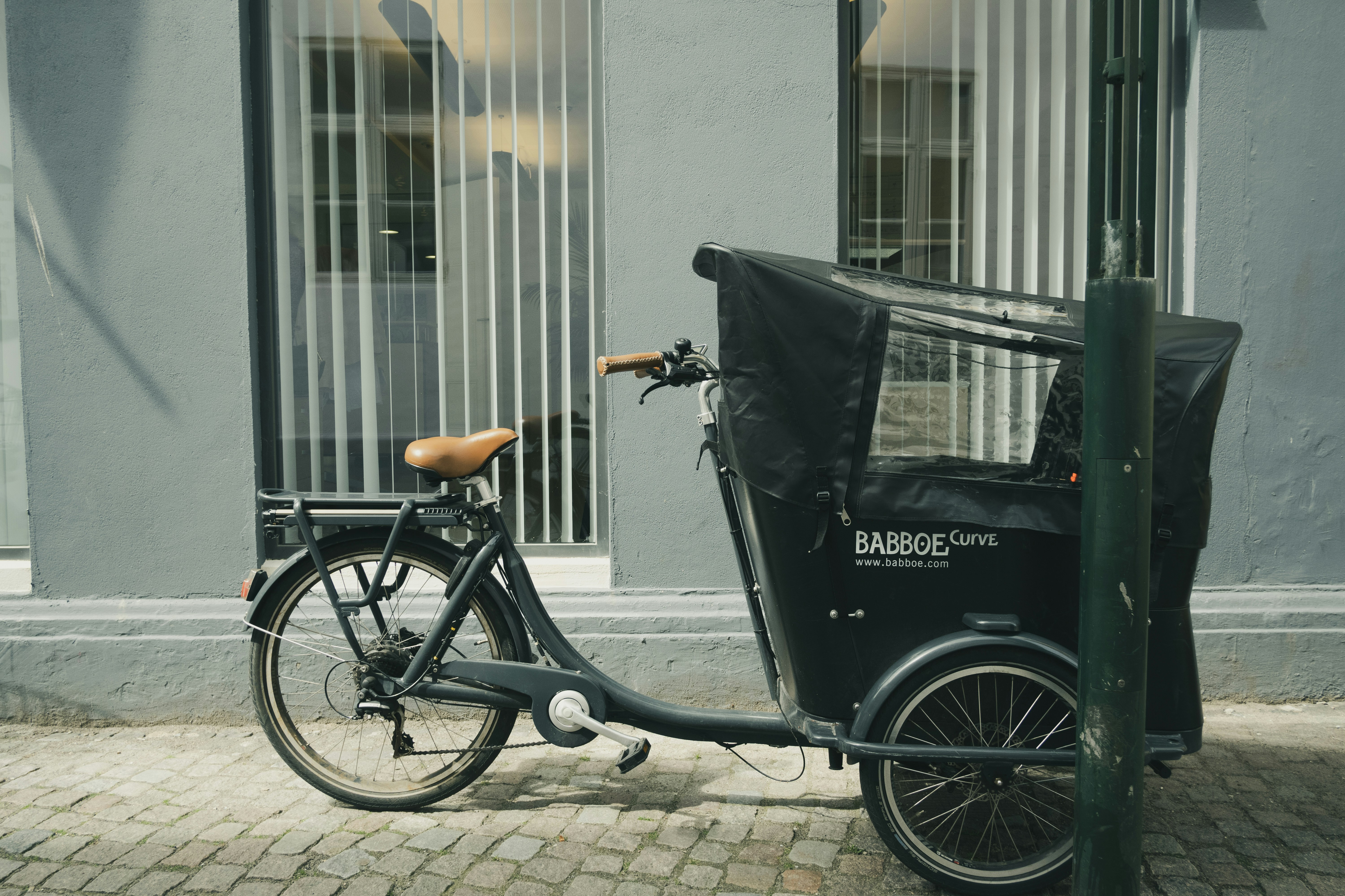 ein Fahrrad, das neben einem Einkaufswagen geparkt ist