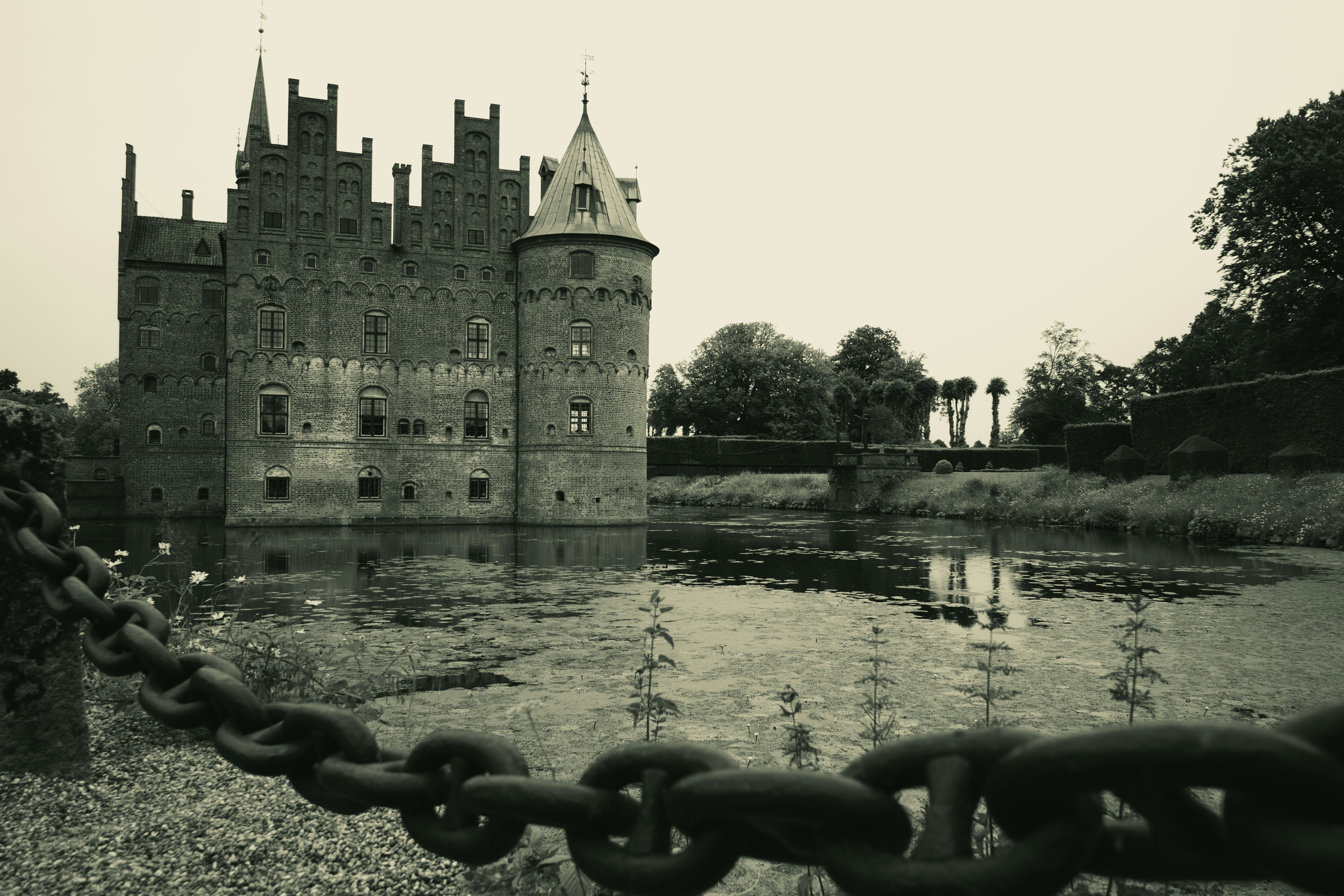 Eine Gruppe von Fahrrädern vor einem Schloss