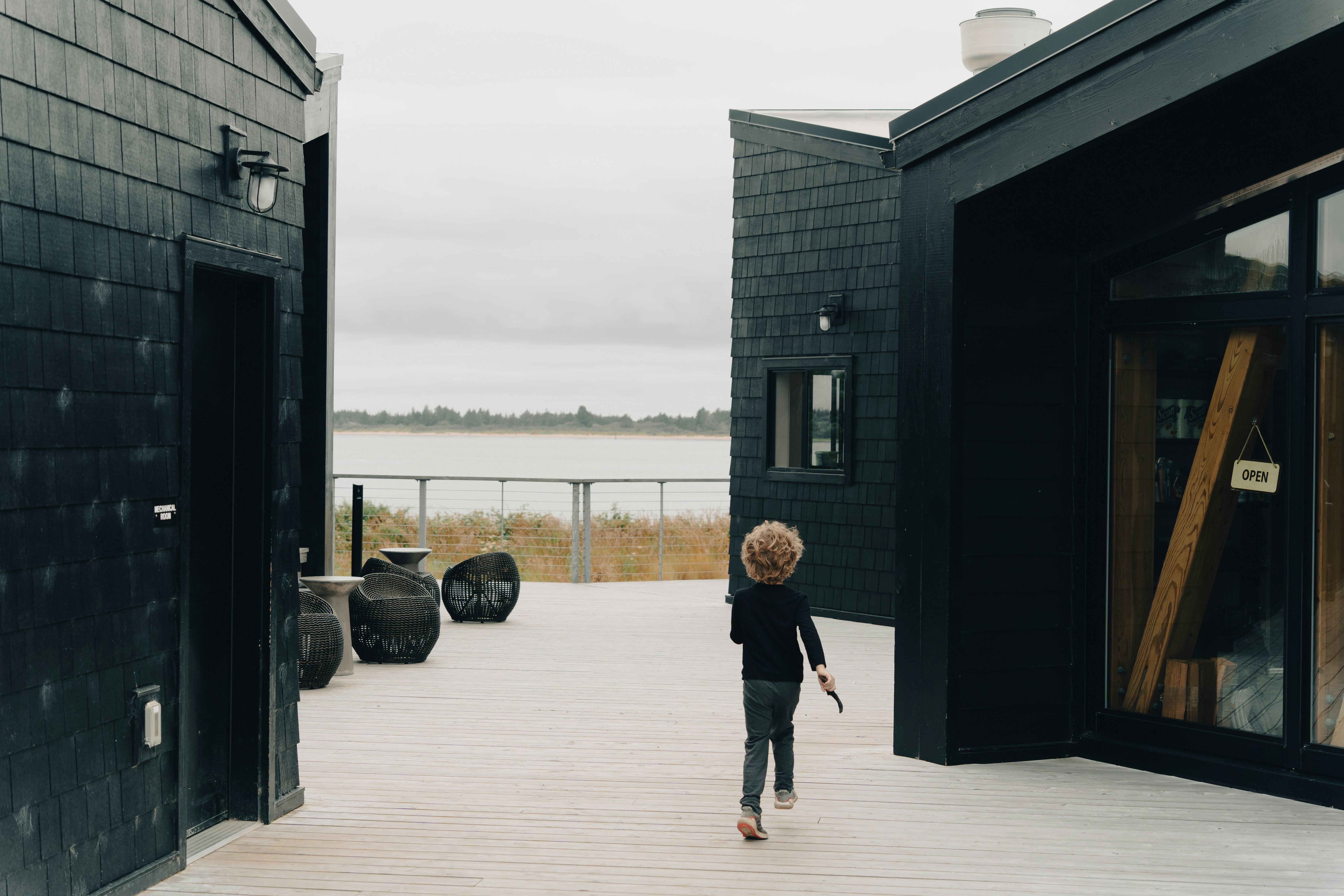 歩道を歩く子ども