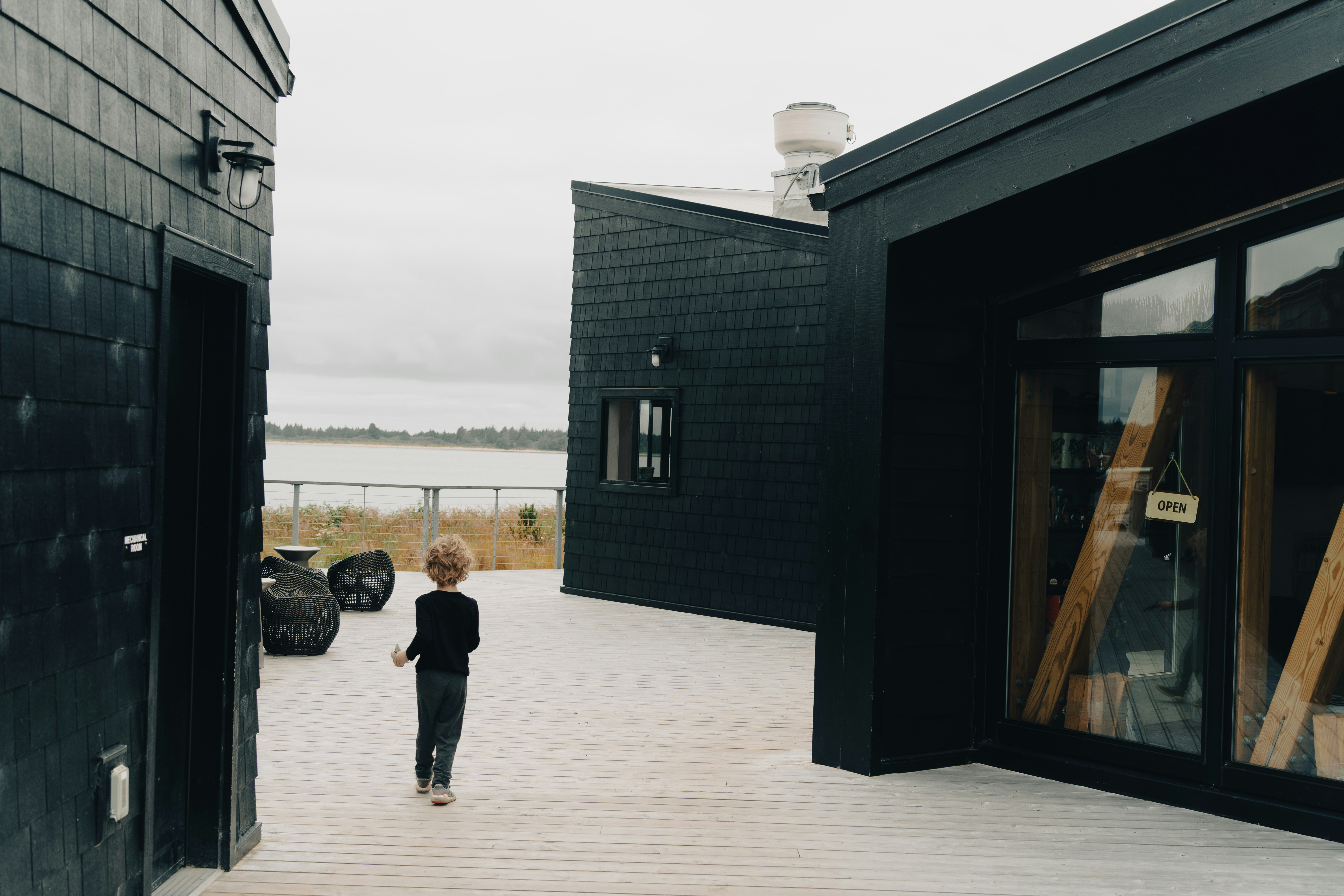 遊歩道を歩く子供