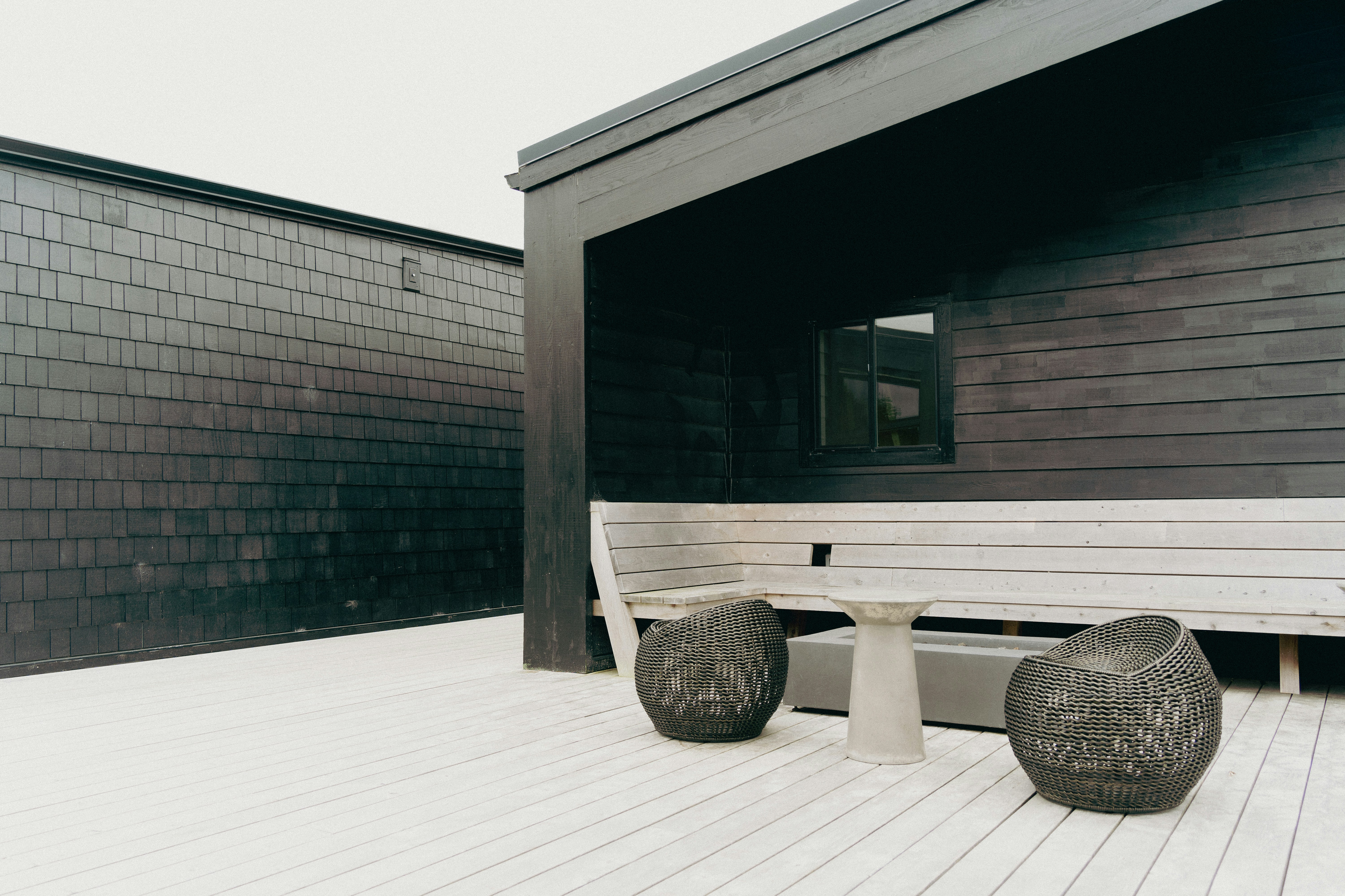 建物横のベンチ