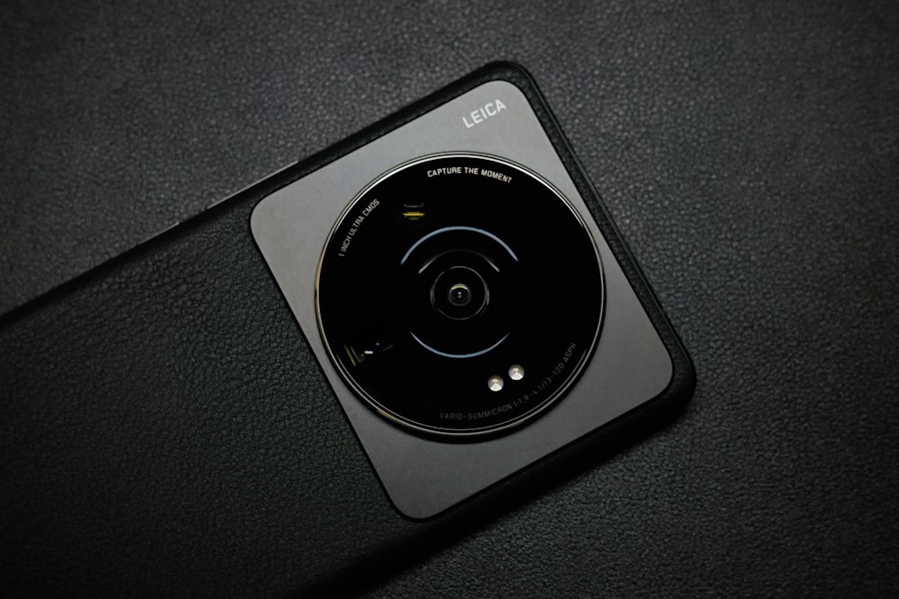 una lente de cámara negra