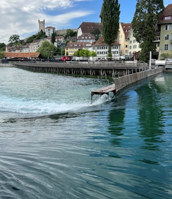 Brunnen am Vierwaldstättersee – Seepromenade mit historischen Gebäuden und Bergpanorama im Kanton Schwyz