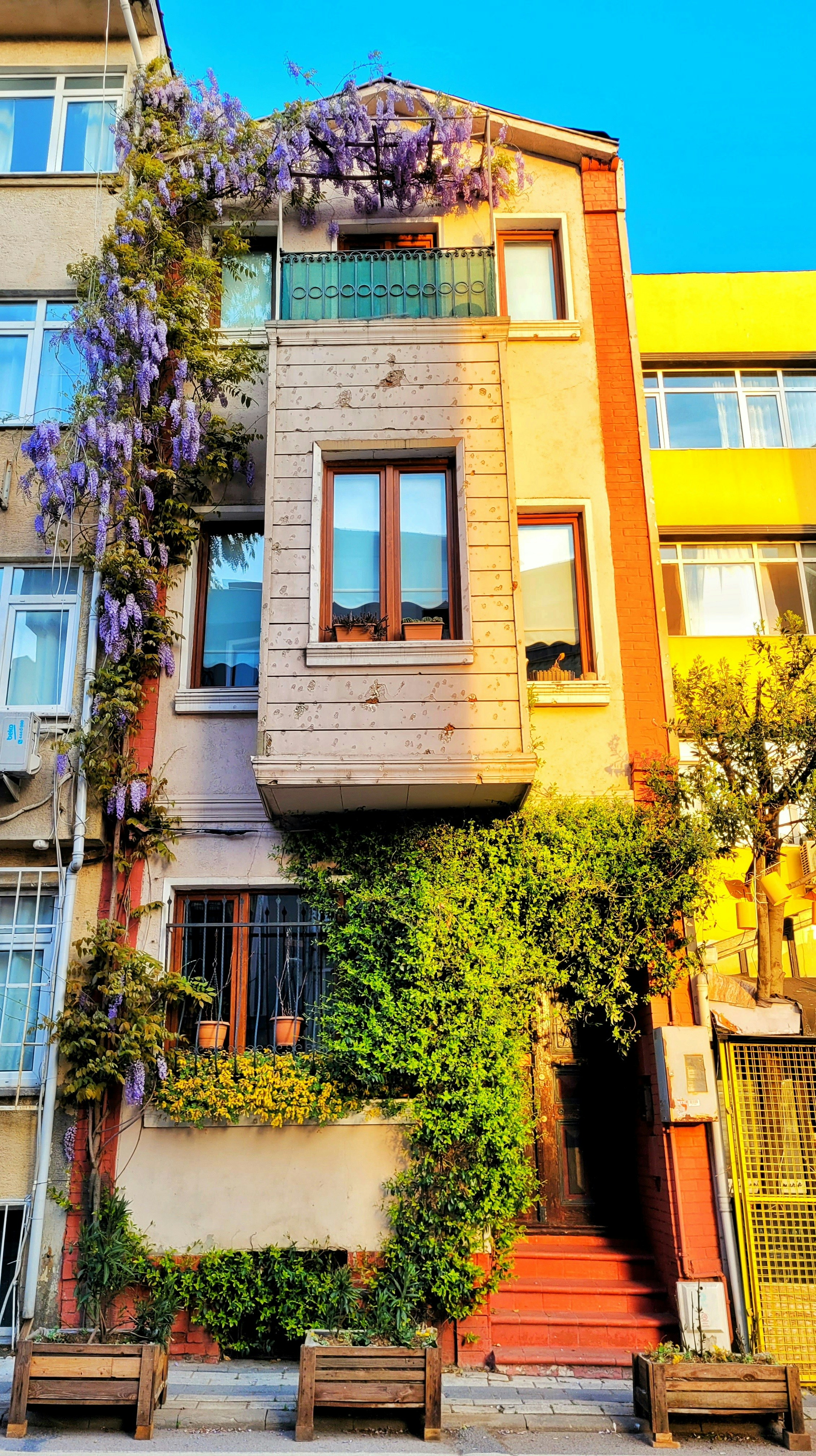 un edificio con balcón