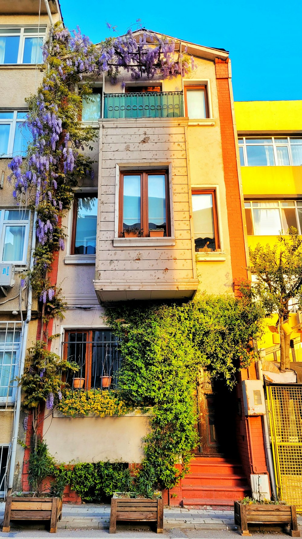 un edificio con balcone