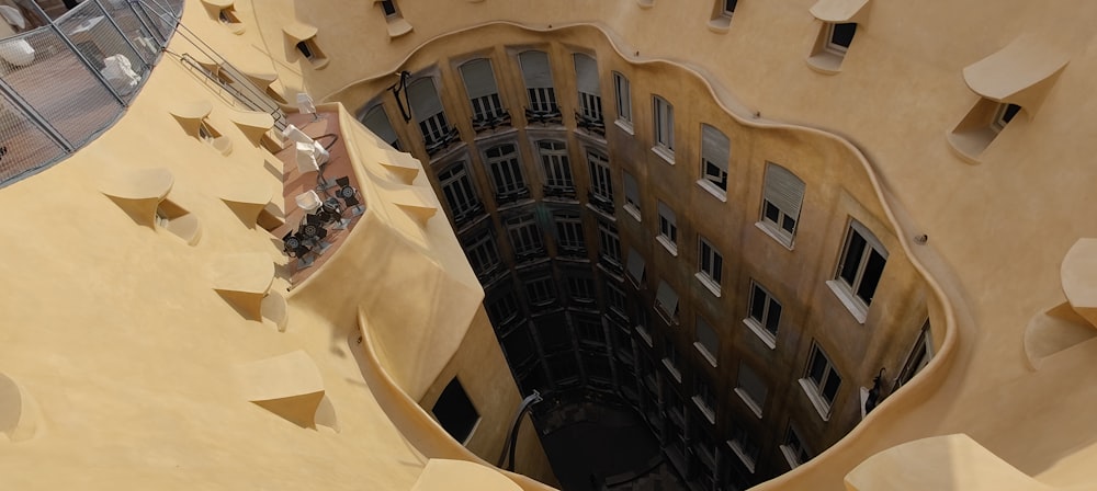 Un edificio con una torre alta