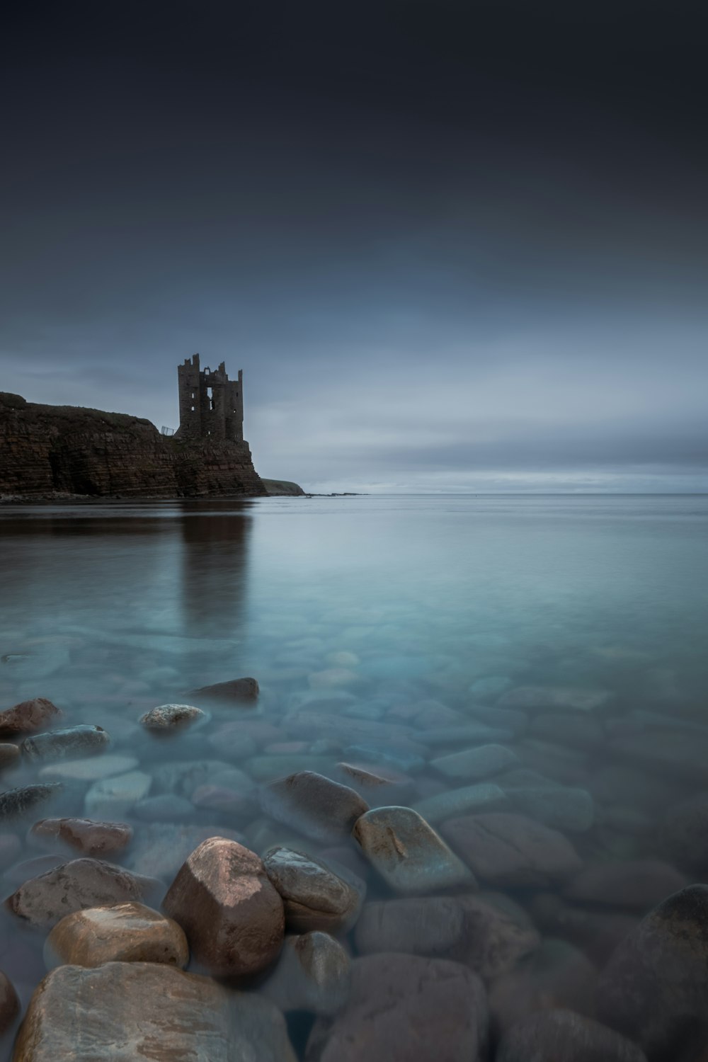 um castelo em uma ilha rochosa