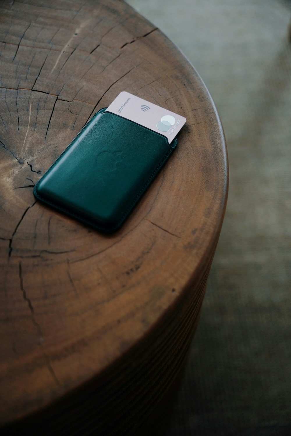 un téléphone portable sur une table