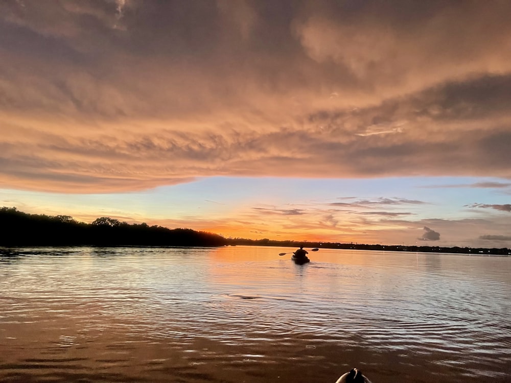 um barco na água