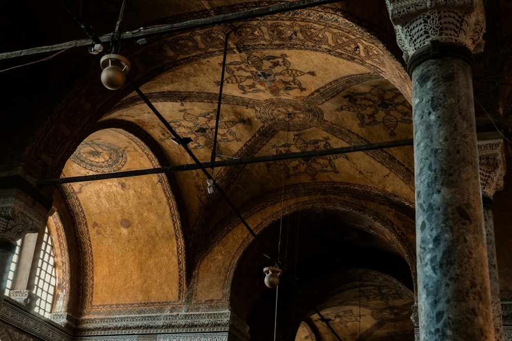 un grand plafond voûté avec une lumière