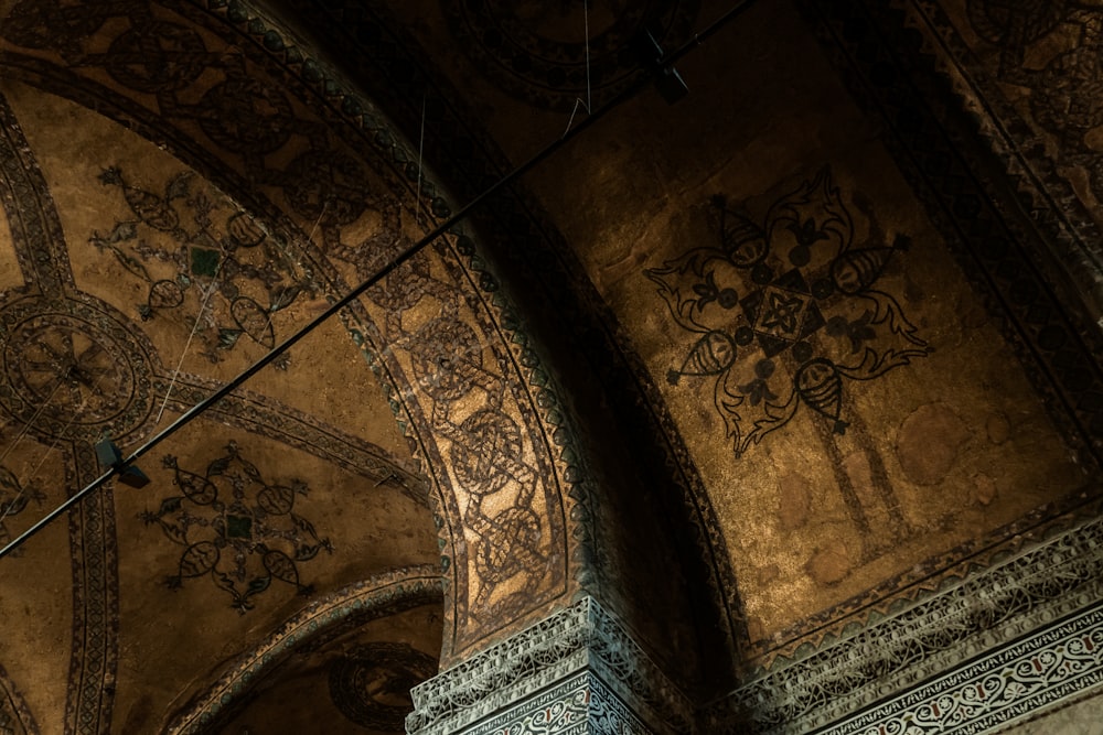 Un grande soffitto decorato con disegni intricati