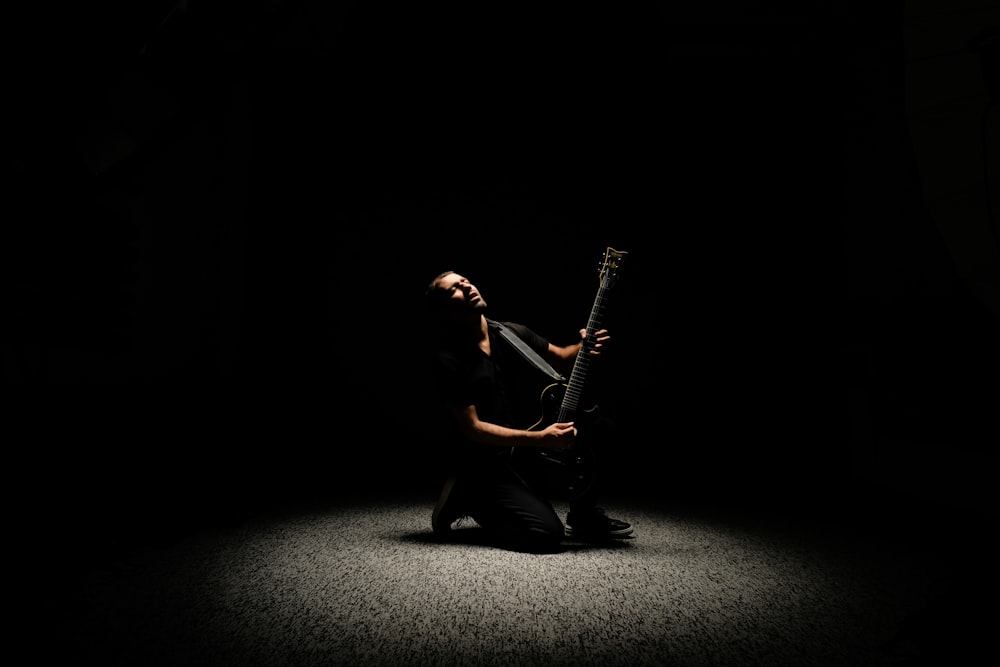 uma pessoa que toca uma guitarra