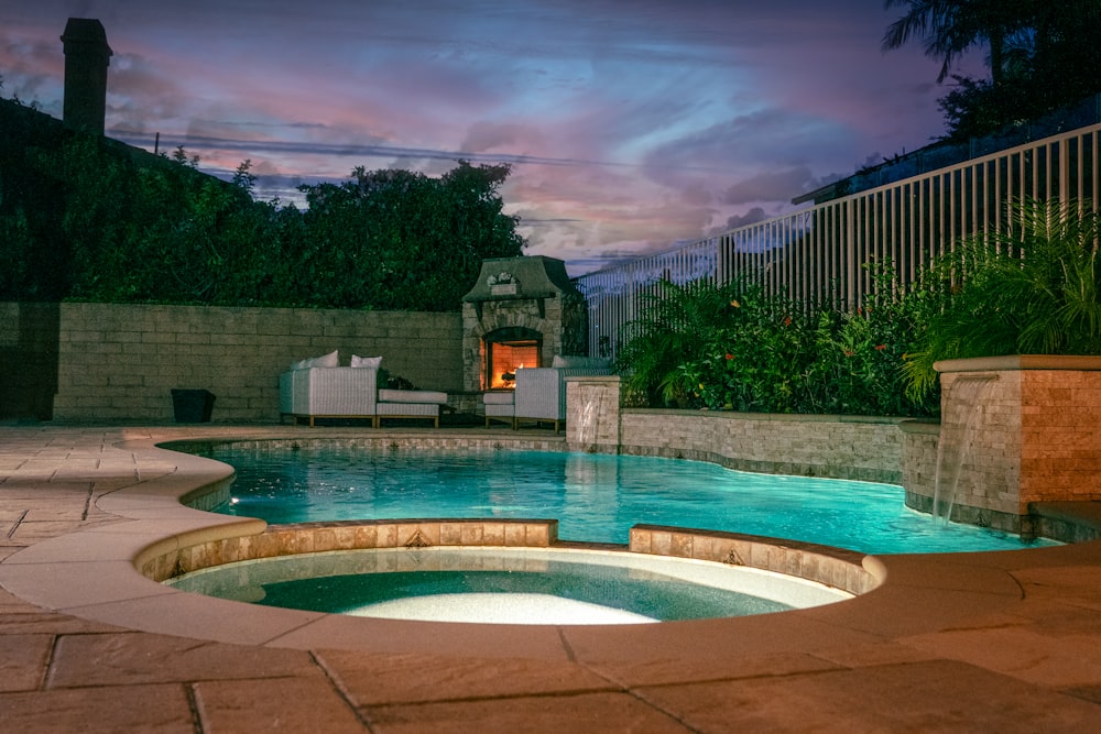 uma piscina com um edifício ao fundo