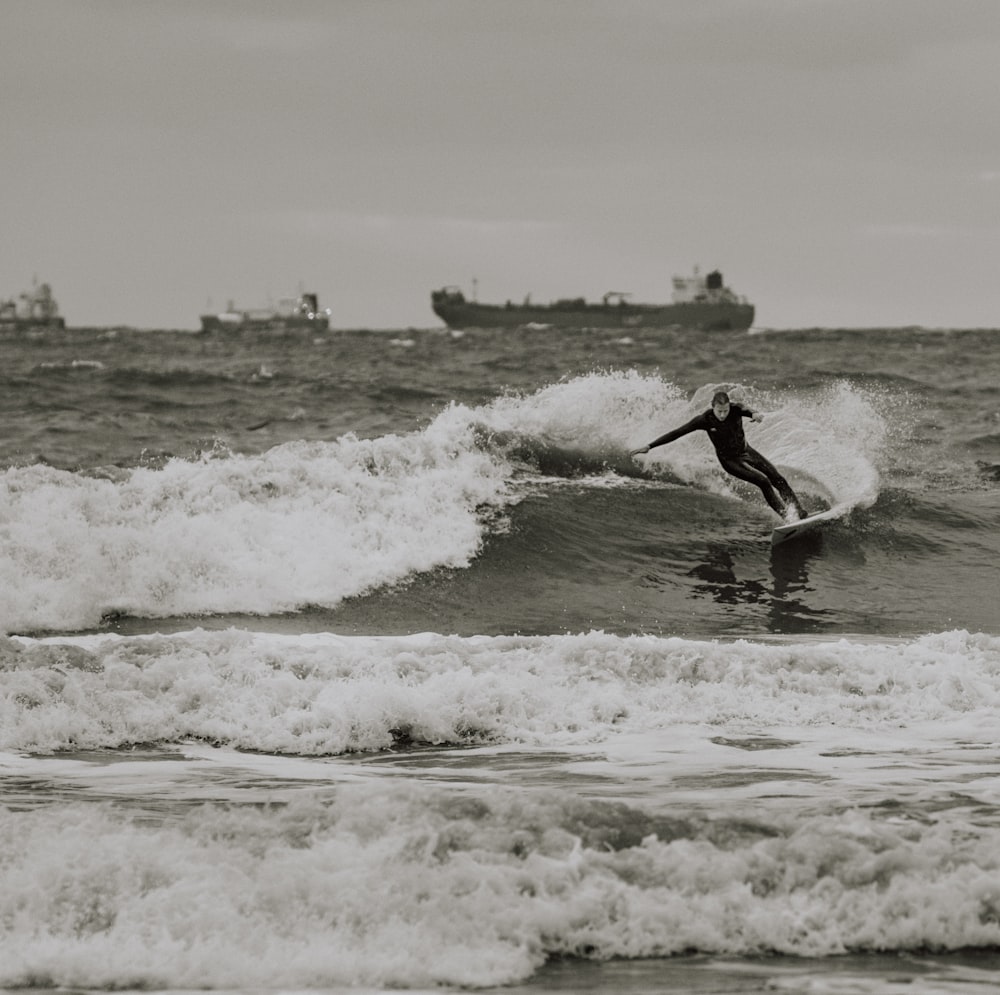 Ein Surfer reitet auf einer Welle