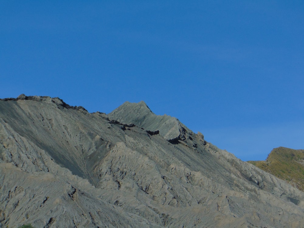 uma montanha rochosa com um céu azul