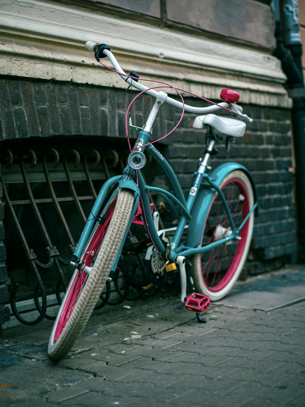 uma bicicleta estacionada em uma calçada