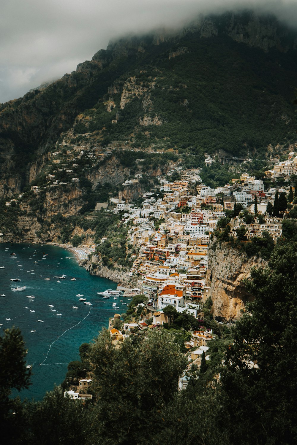 Eine Stadt am Rande einer Klippe am Meer