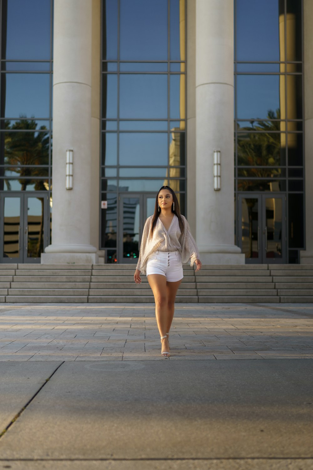 uma mulher que posa na frente de um edifício