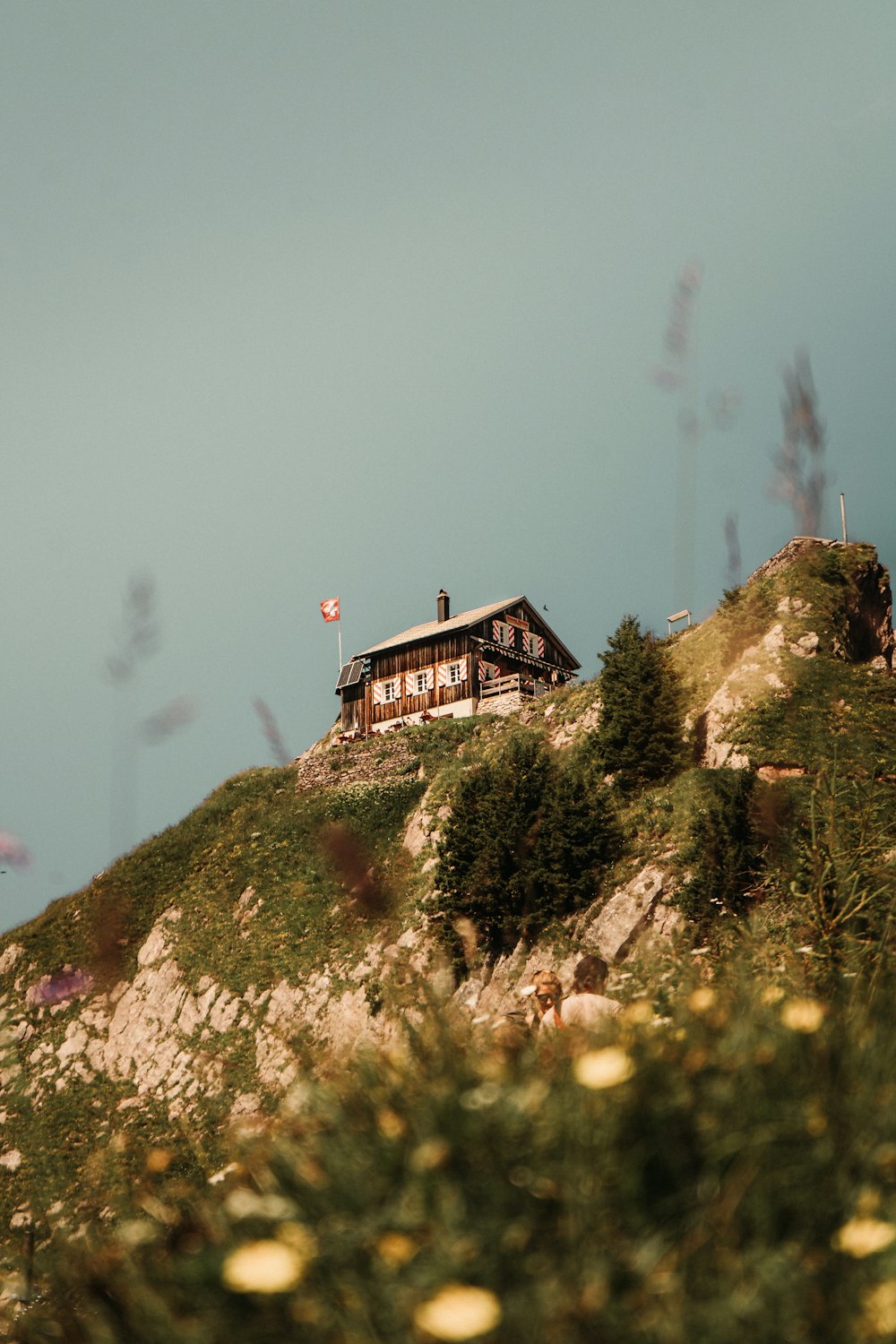 Une maison sur une colline