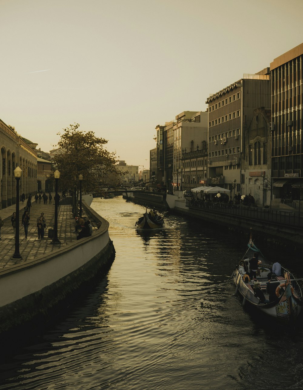 um pequeno barco em um corpo de água com uma cidade no fundo
