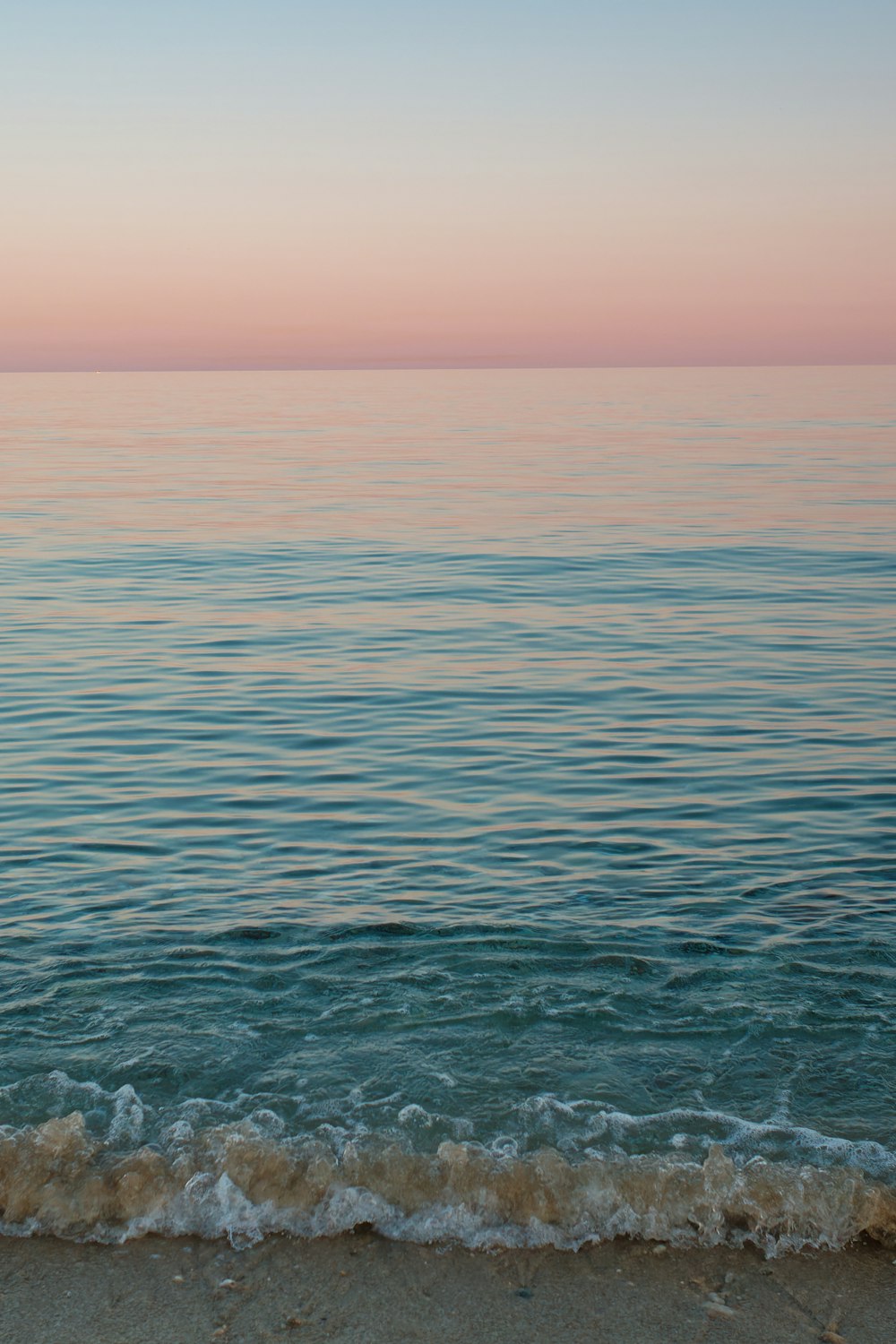 un cuerpo de agua con olas