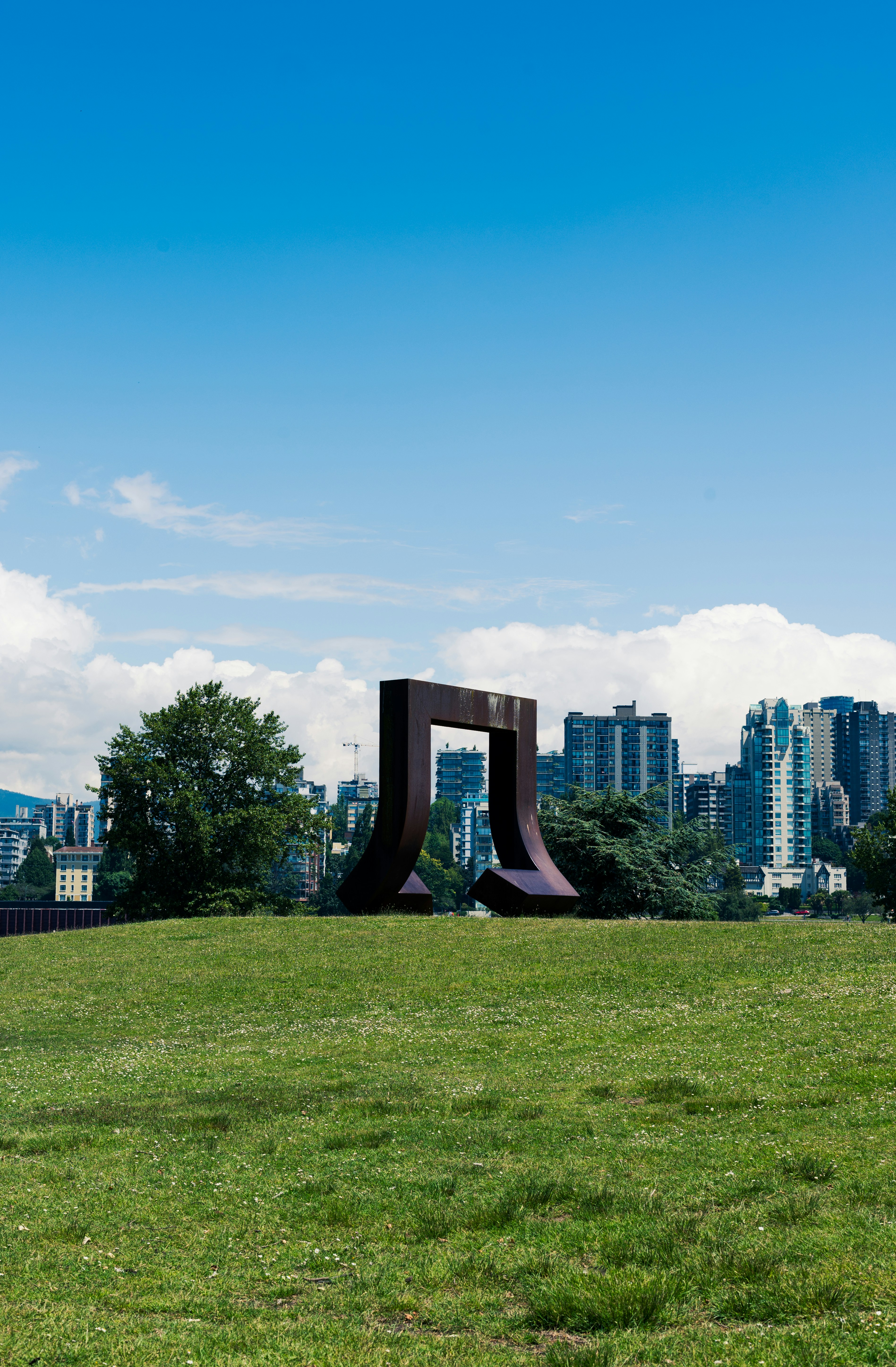 Una gran escultura en un parque