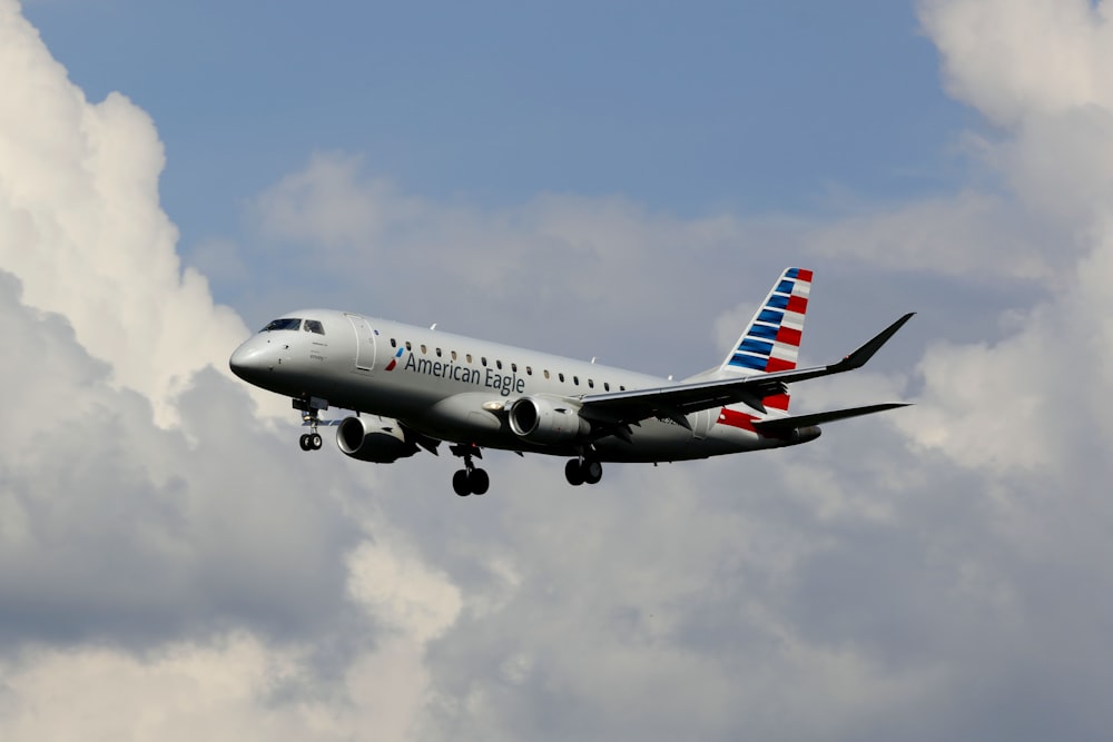 Ein großes Flugzeug fliegt am Himmel