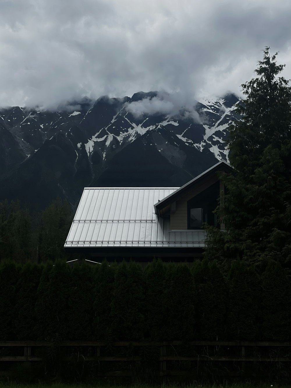 Una casa di fronte a una montagna