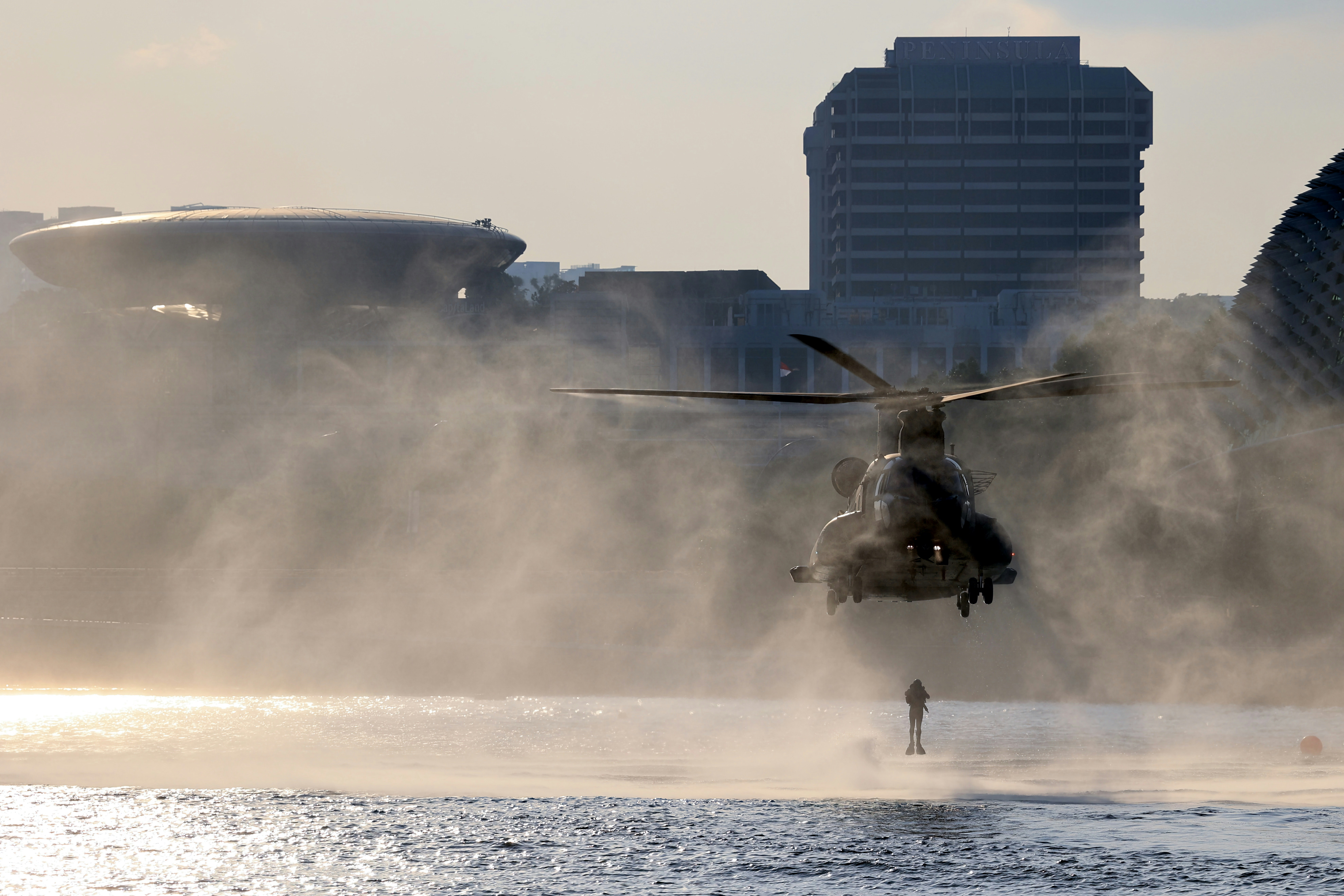 Buzos Tácticos de Chile y Navy Seals de EE.UU. entrenan técnicas de descenso rápido desde un Super Puma
