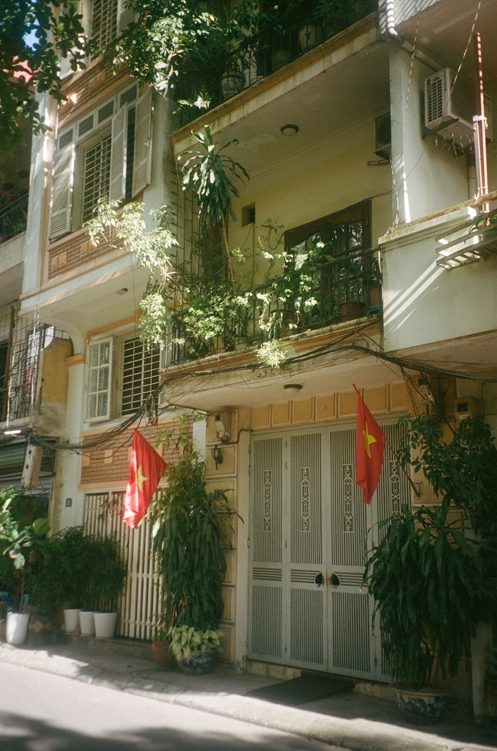 un edificio con una puerta y plantas