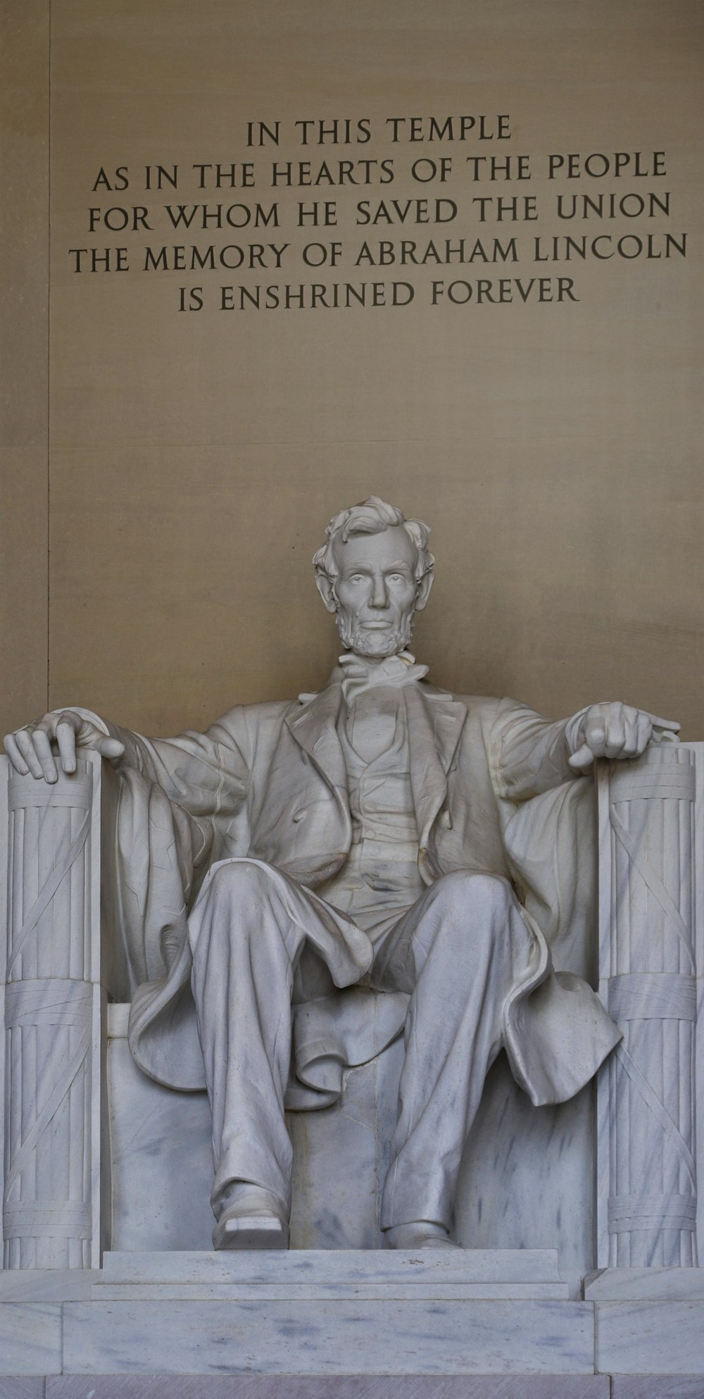 una statua di un uomo con il Lincoln Memorial sullo sfondo