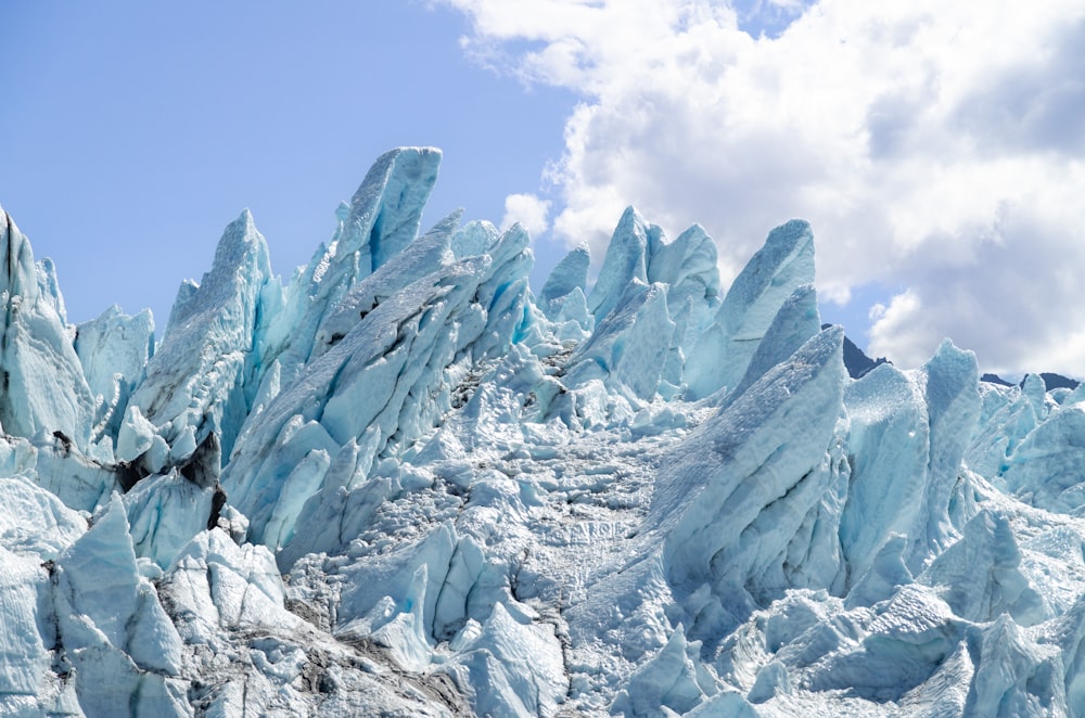 uma montanha coberta de neve